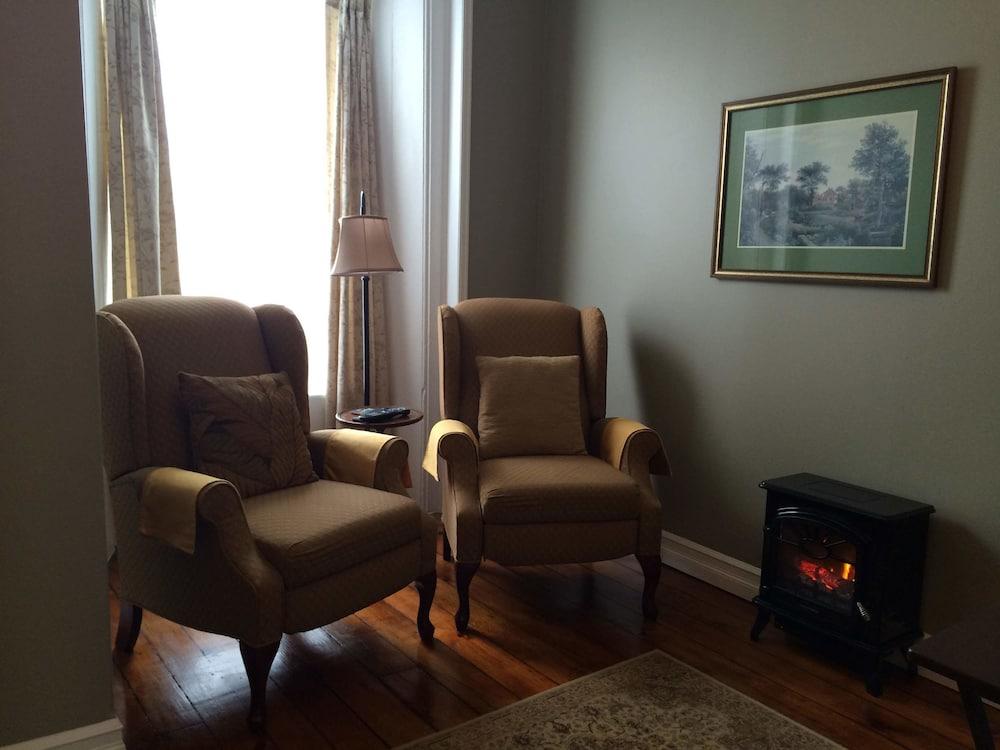 Sir Isaac Brock B&B Luxury Suites