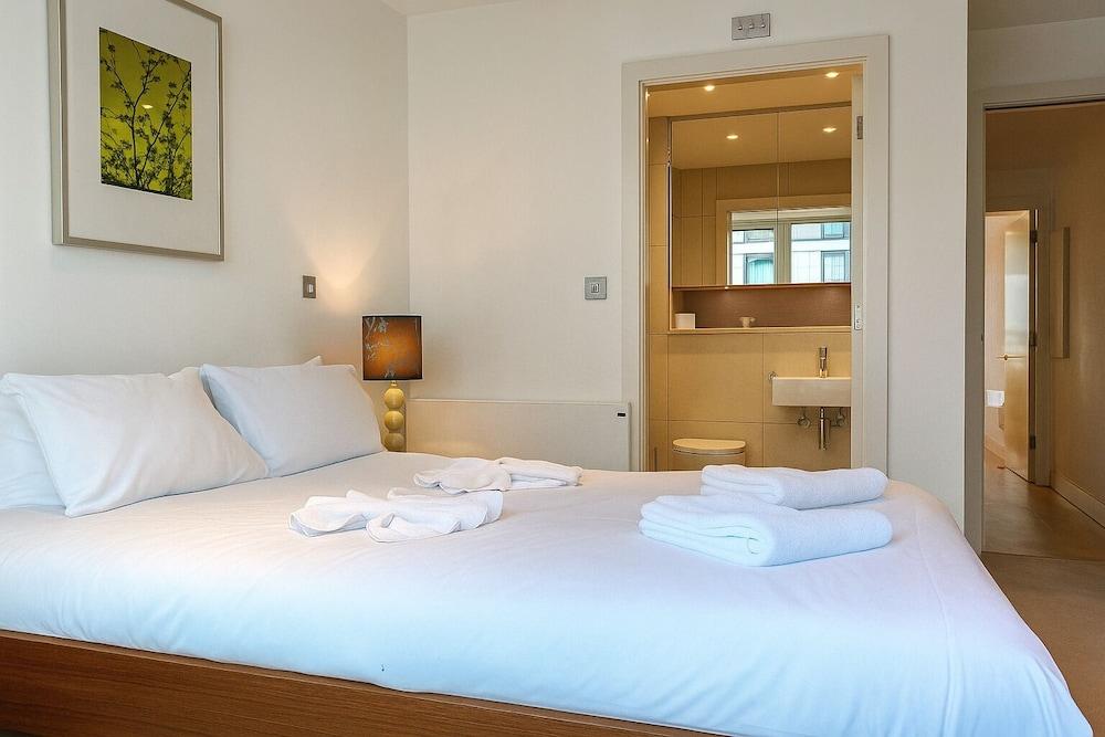 Still Life Tower Hill Deluxe