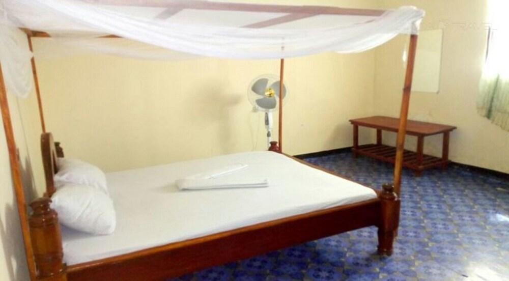 Mfumbwi Backpacker Lodge