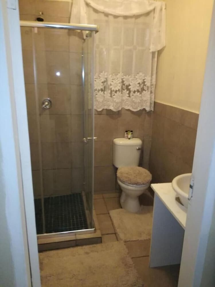 Cedar Wood Guest Lodge