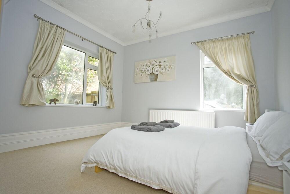 Gardens View - Large 2 Bedroom Apartment