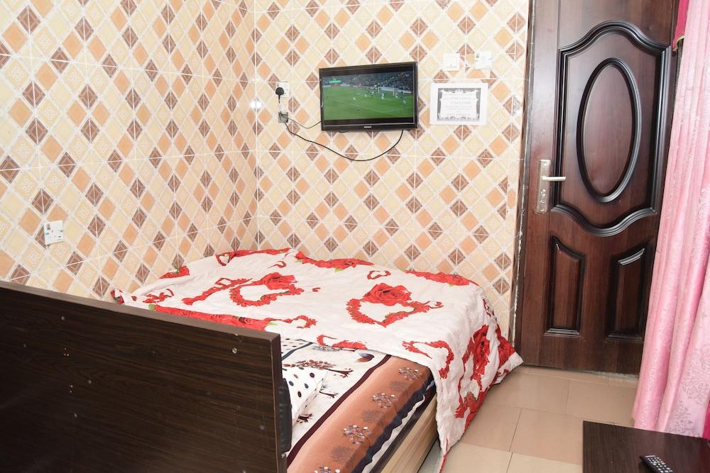 De'elites Pool Bar & Inn