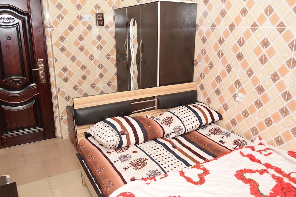 De'elites Pool Bar & Inn