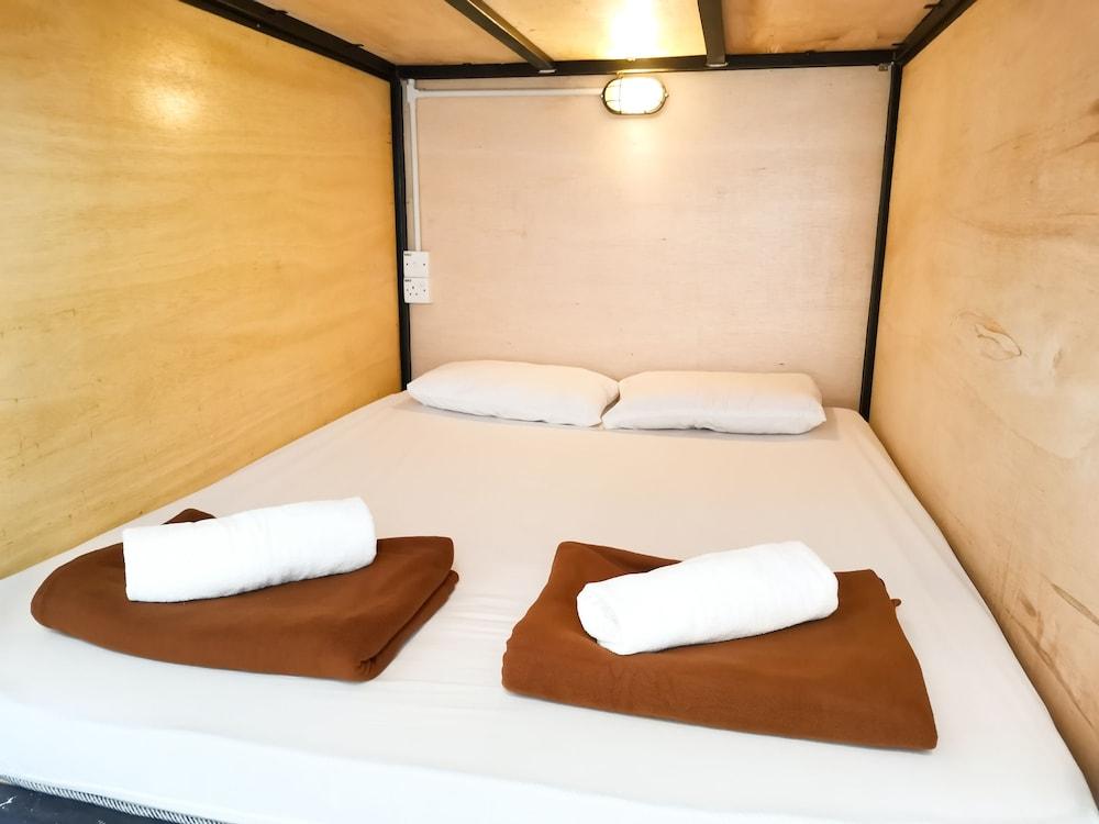 DFS Capsule Hotel - Hostel