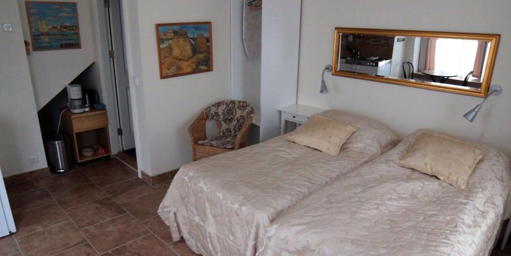 Three Sisters Studio Apartments