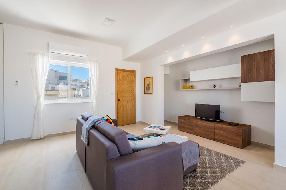 Yellow Pearl Apartments