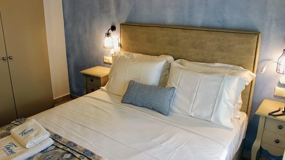 Theros Villas & Suites