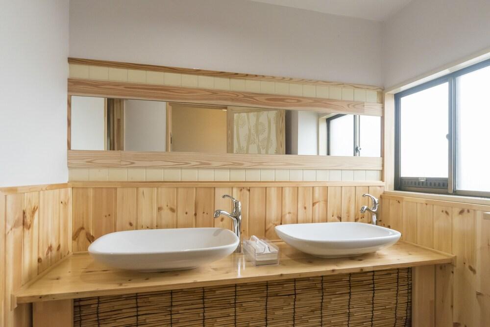 Kanazawa Higashiyama Cabin Hakobune