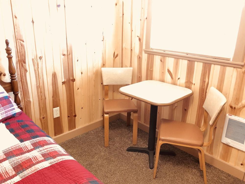 Rockerville Lodge & Cabins