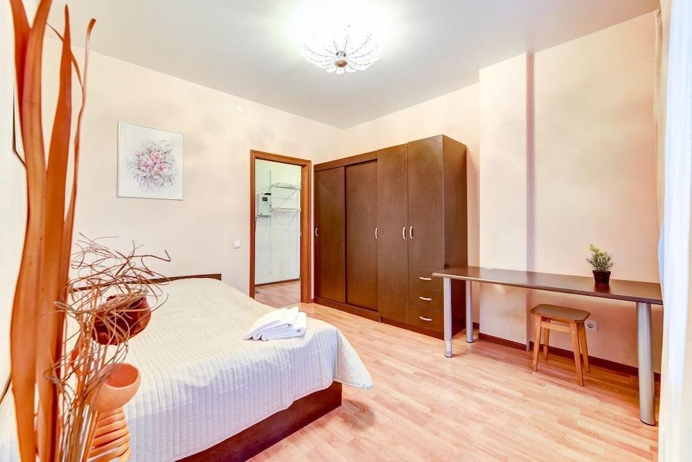 AG Apartment Lensoveta 43
