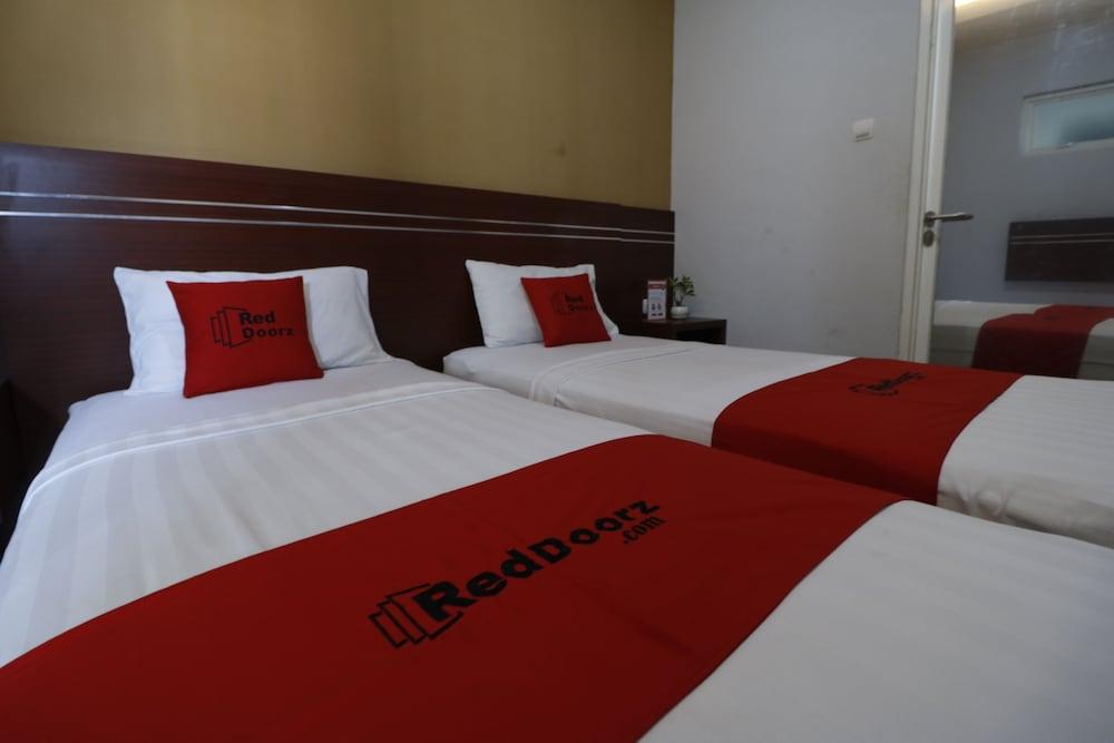 RedDoorz Plus @ Cakranegara