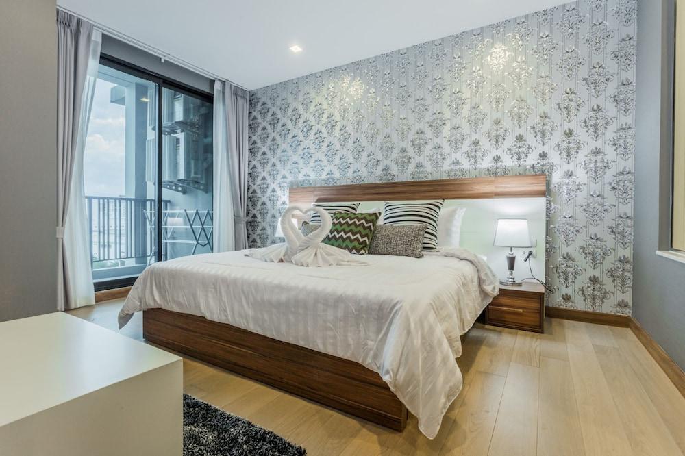 HIC at Night Bazaar 721