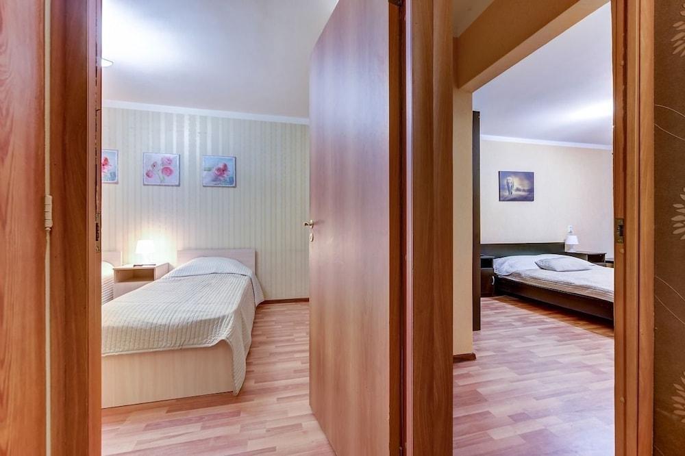 AG Apartment Iskrovskiy 1-13