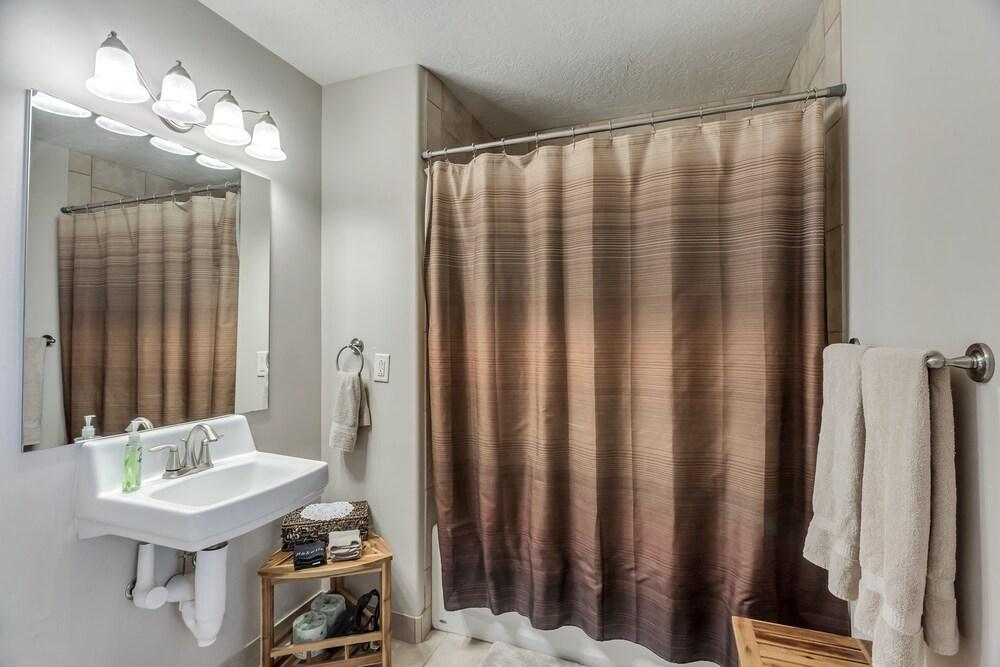 Citifront A 3 Bedroom Condo by RedAwning