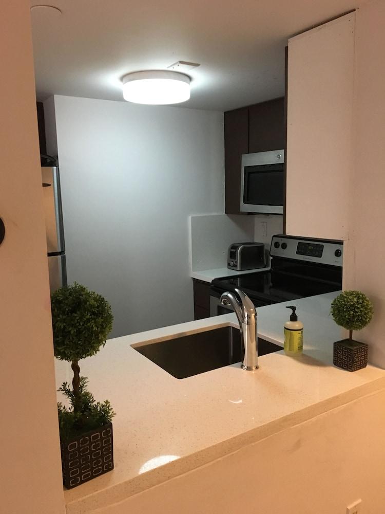 BEST DEAL! 2BR Modern Beachfront Ocean Drive WiFi