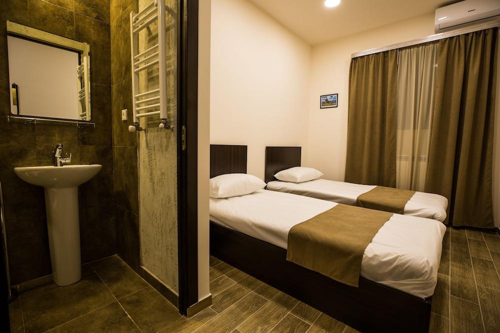 5 Rooms Mini-Hotel & Tours