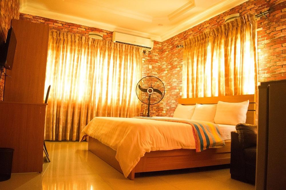 Crestview Hotel & Suites