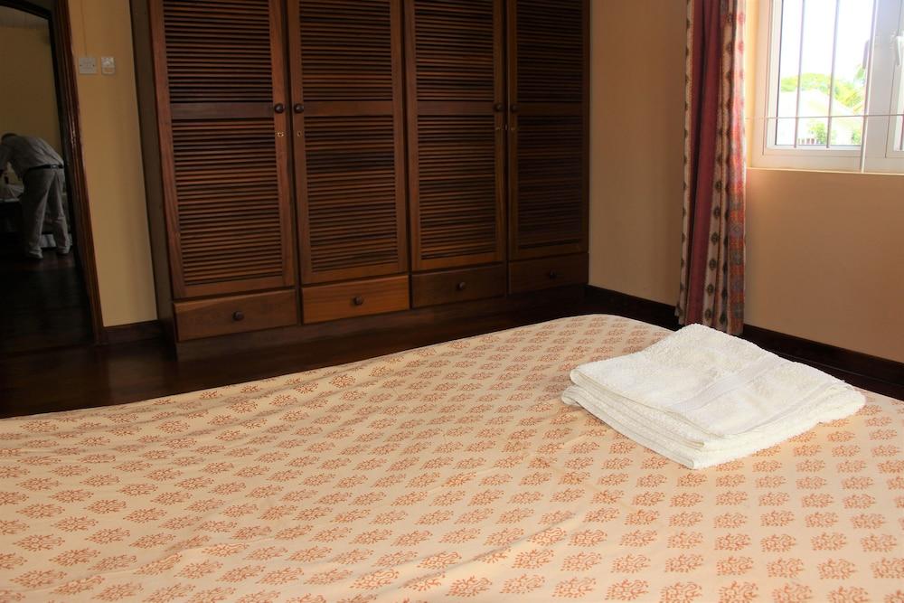 Tropical Villa 5 Min to the Beach