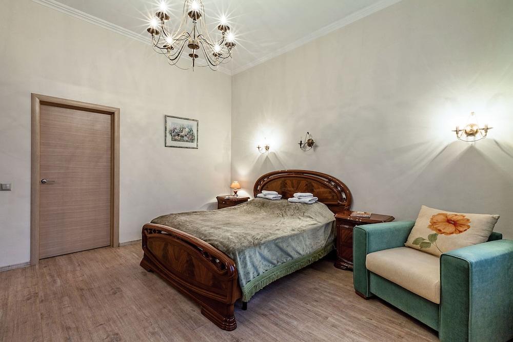 Friends apartment on Marata