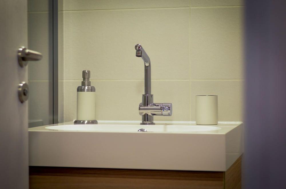 Apartments & Rooms Tiramola