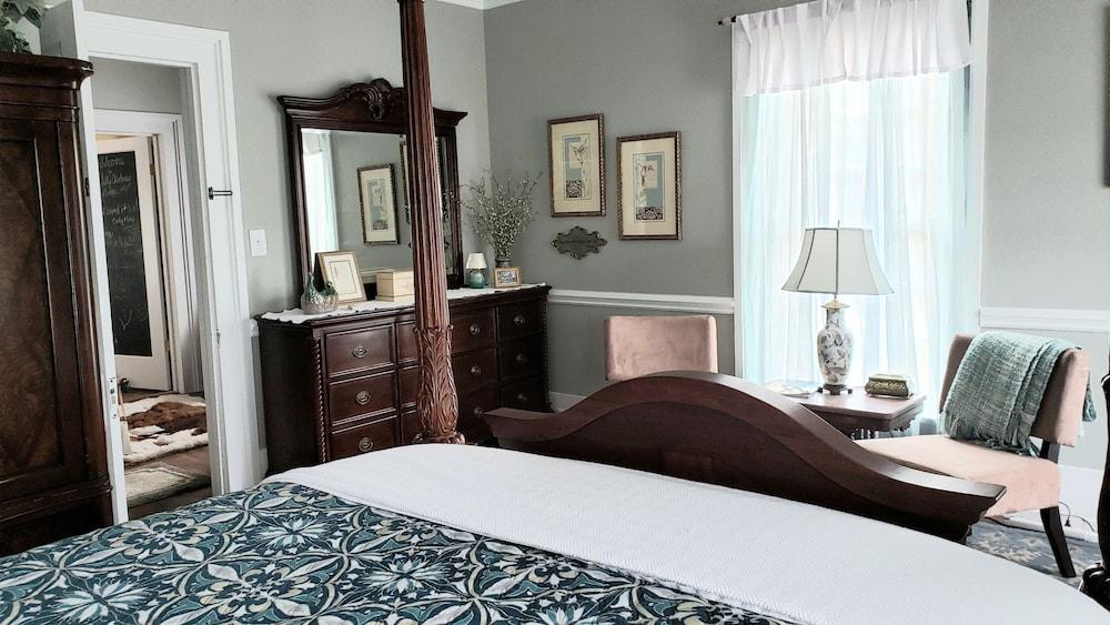 Silly Chickens Lodge B&B