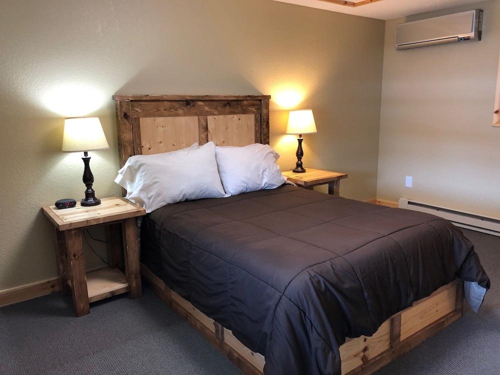 Tahquamenon Suites Lodging