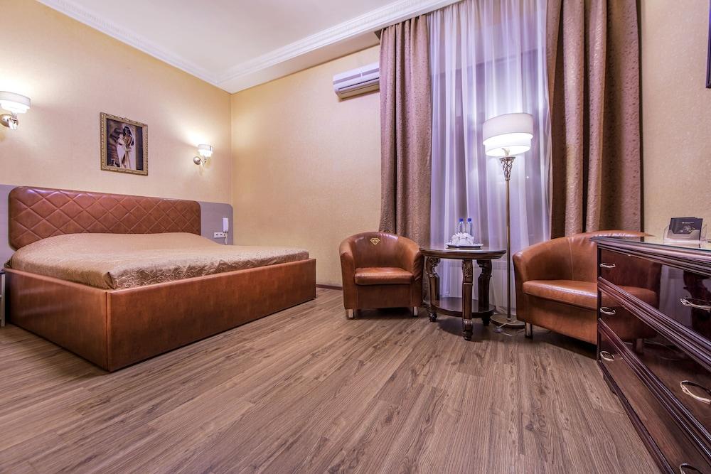 Alex Hotel on Marata 22