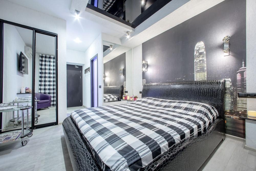 Alex Hotel on Muzhestva