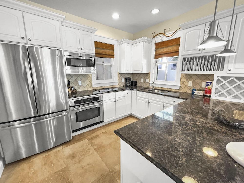 Mare E Sole 2 Bedroom Home by RedAwning