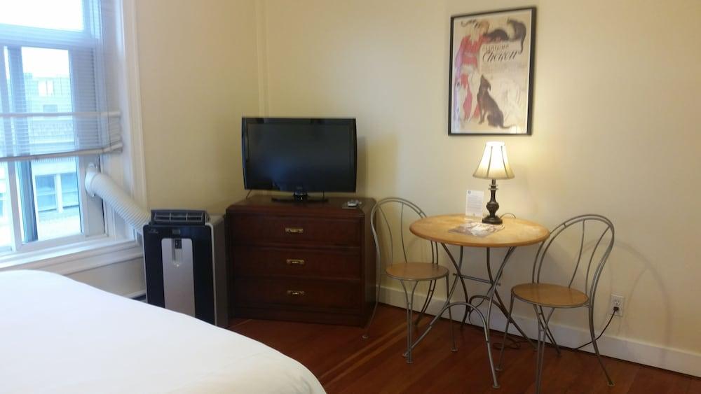 Washington Plaza Apartments