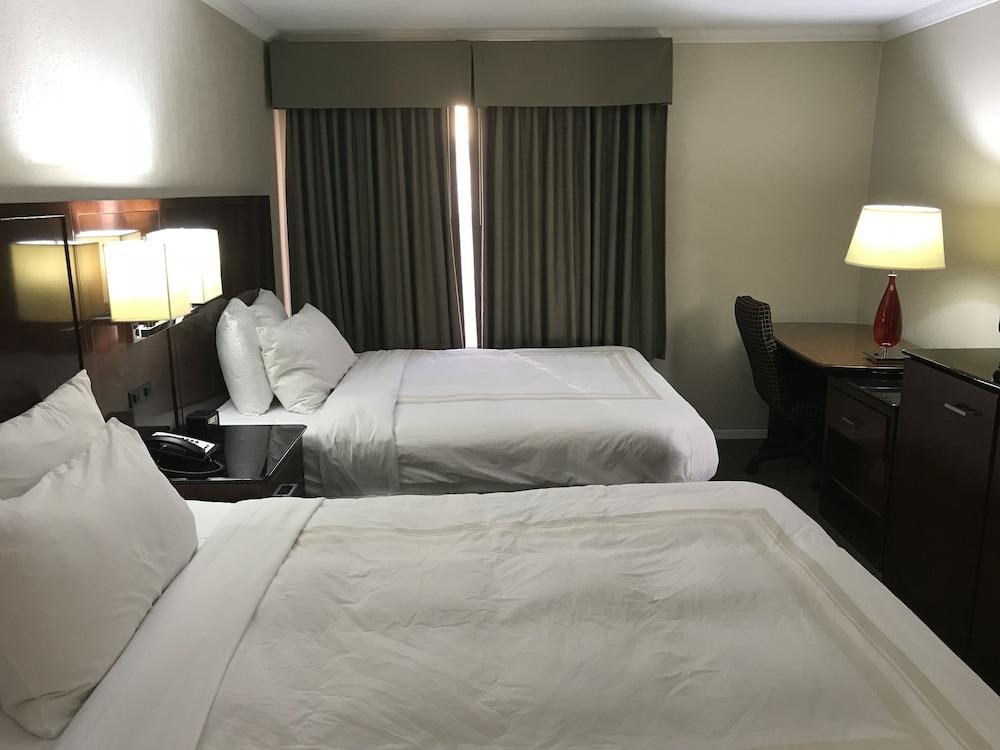 Hometown Inn & Suites