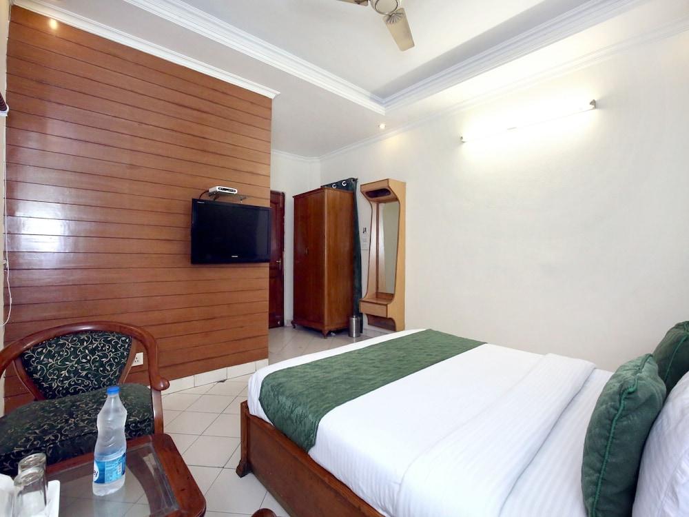 OYO 990 Hotel Paradise