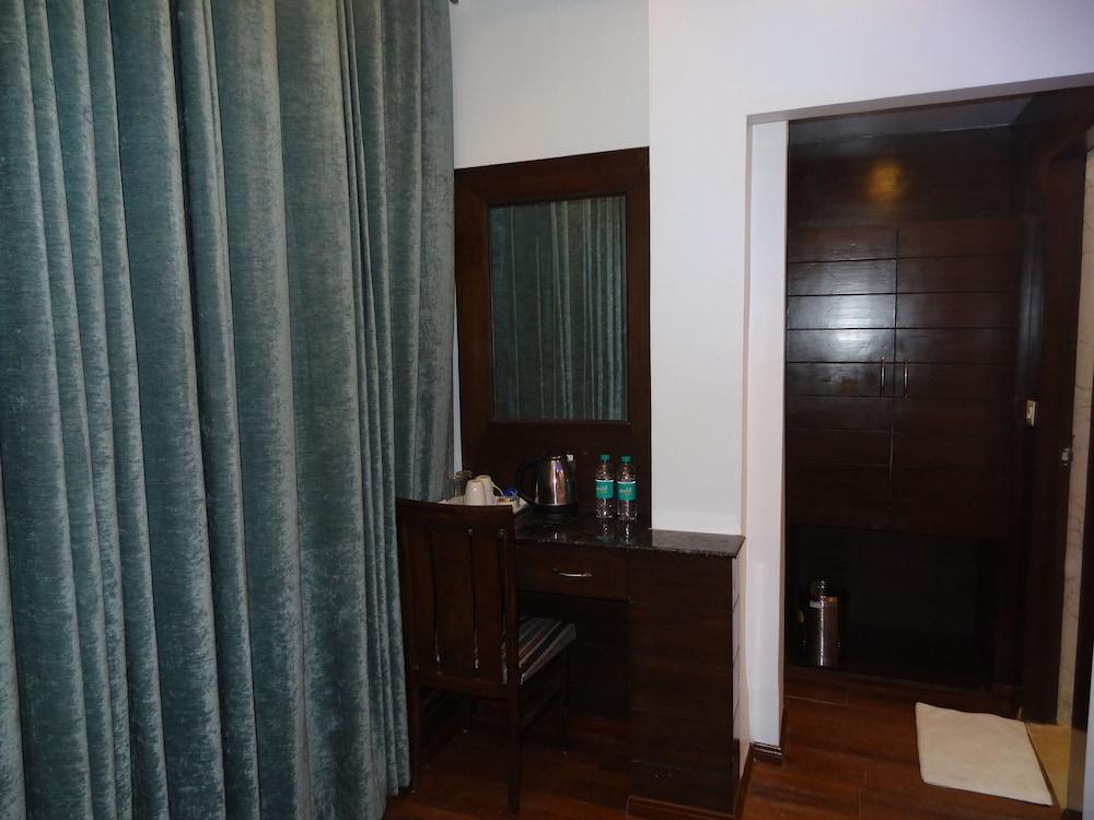 Kamakshi Residency by Royal Collection