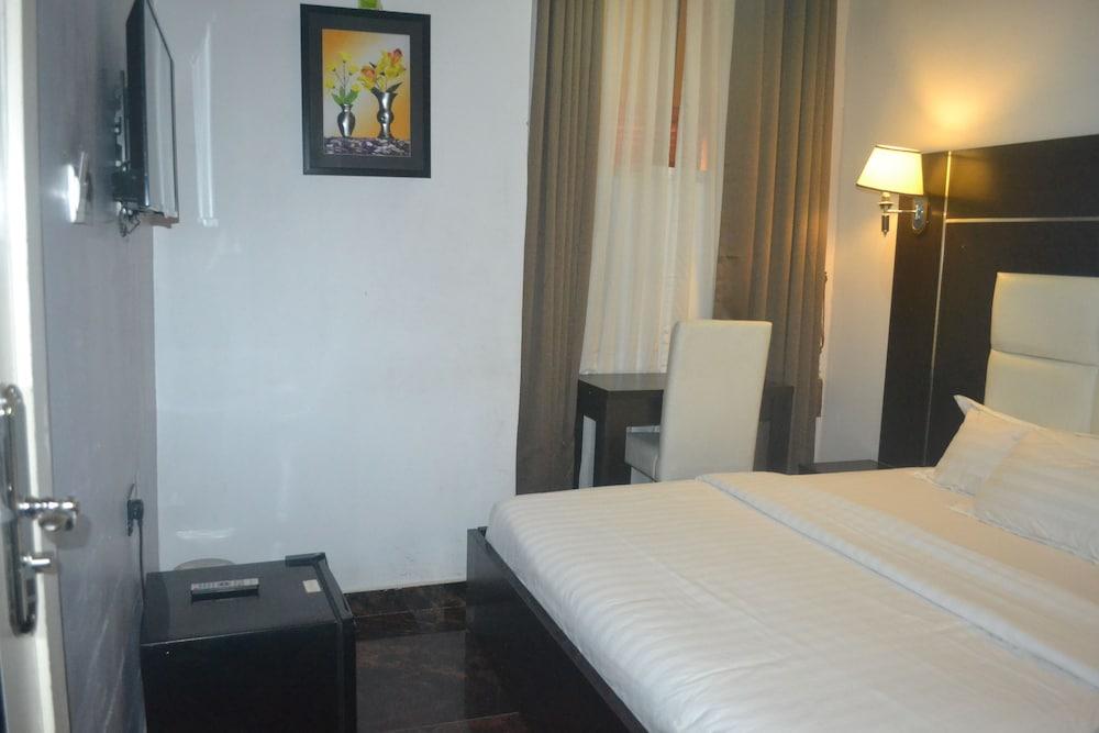 Mac Dove Lounge & Suites ltd