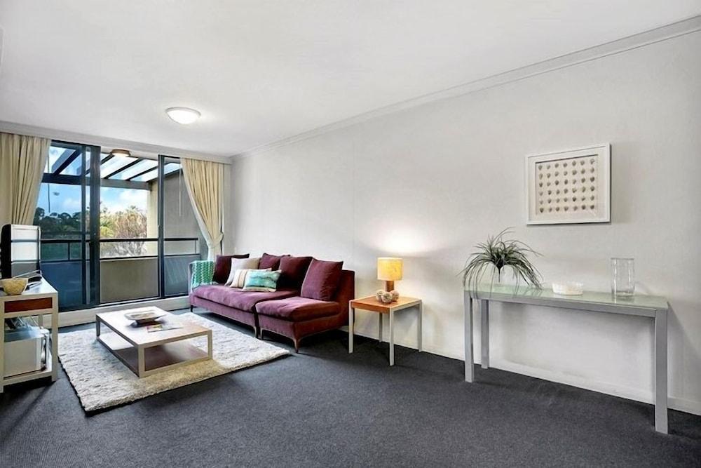 The Apartment Service FW206