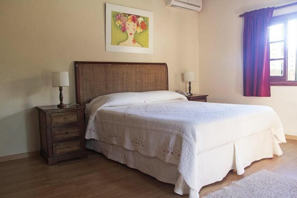 L'Hirondelle - Adults Only