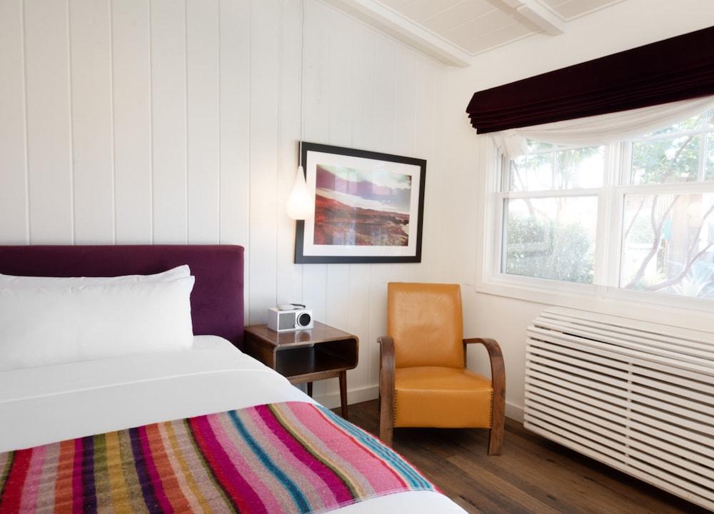 Skyview Hotel - 21 & Over Pool