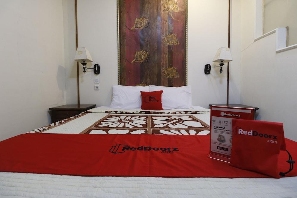 RedDoorz Plus @ Jalan Dharmawangsa