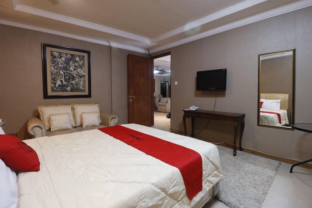 RedDoorz Plus @ Jalan Dharmawangsa