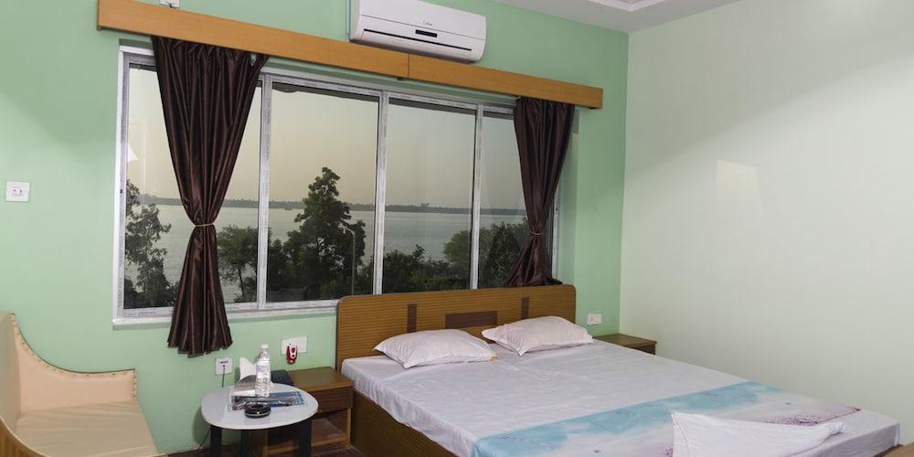 Rajhans Hotel and Resort