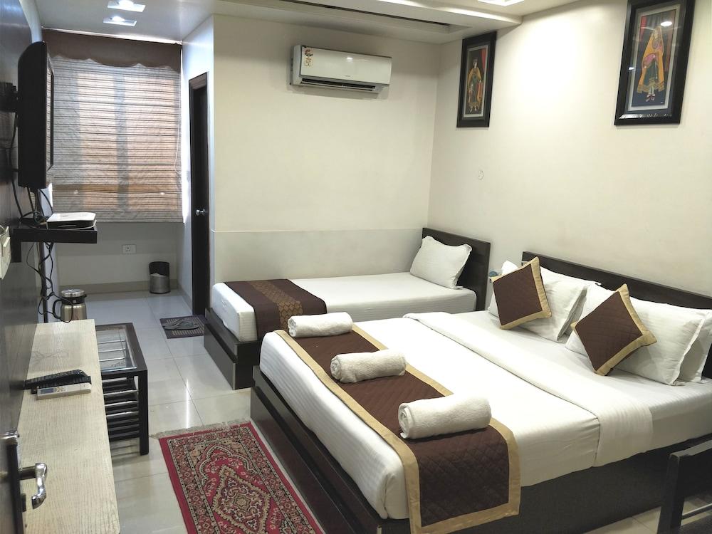 Hotel Jinendra Palace