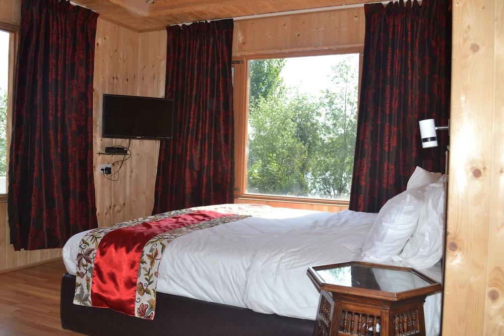 Nigeen Lake View Resort