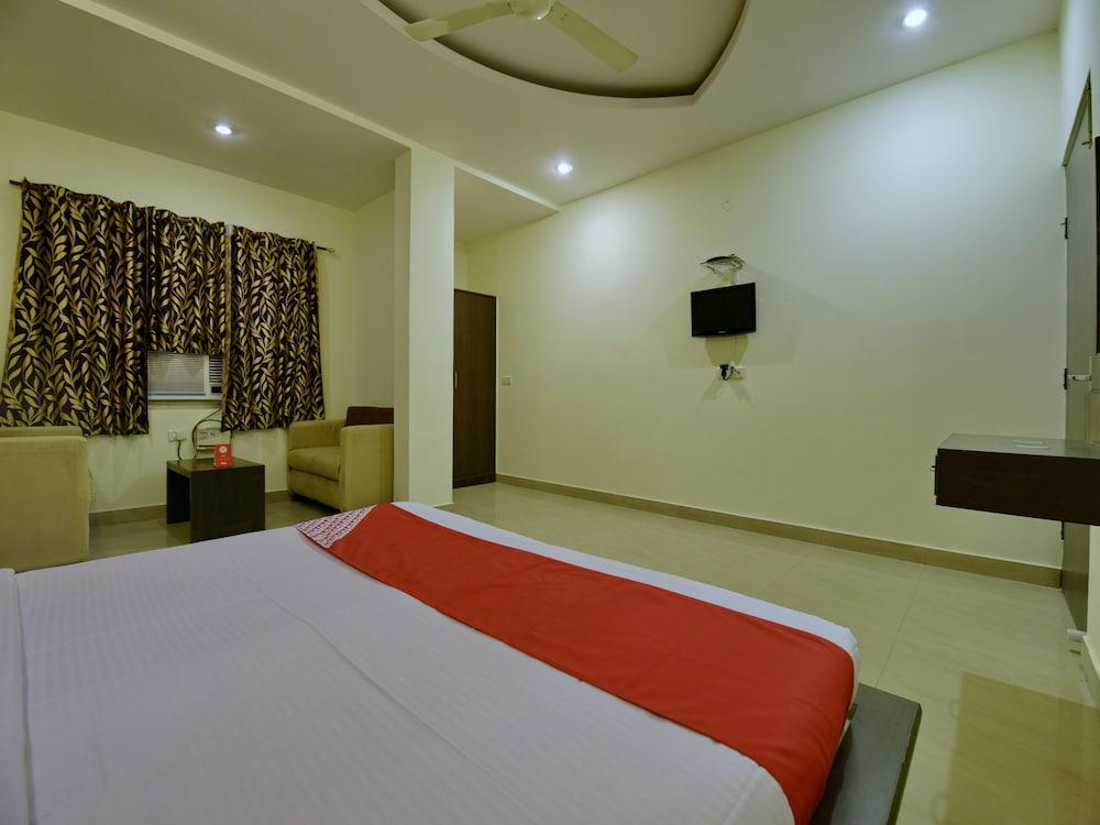 OYO 11754 Hotel Classic 7