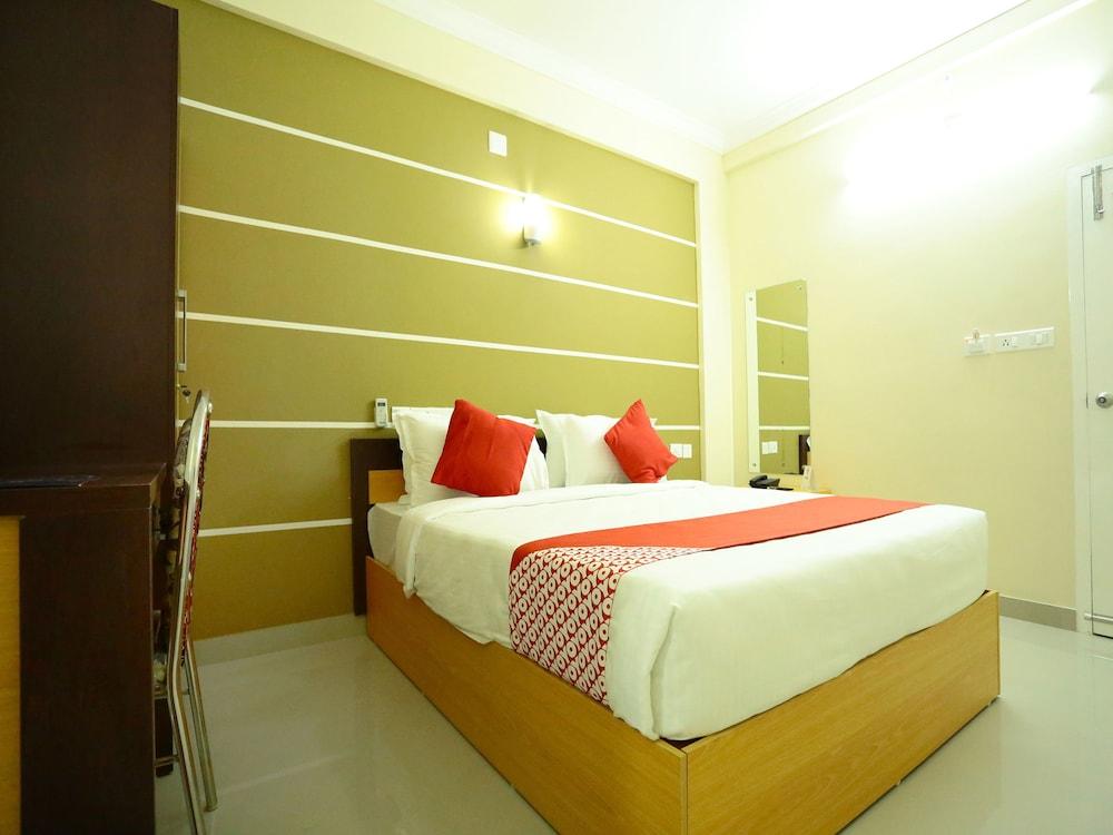 OYO 11909 Star Plaza