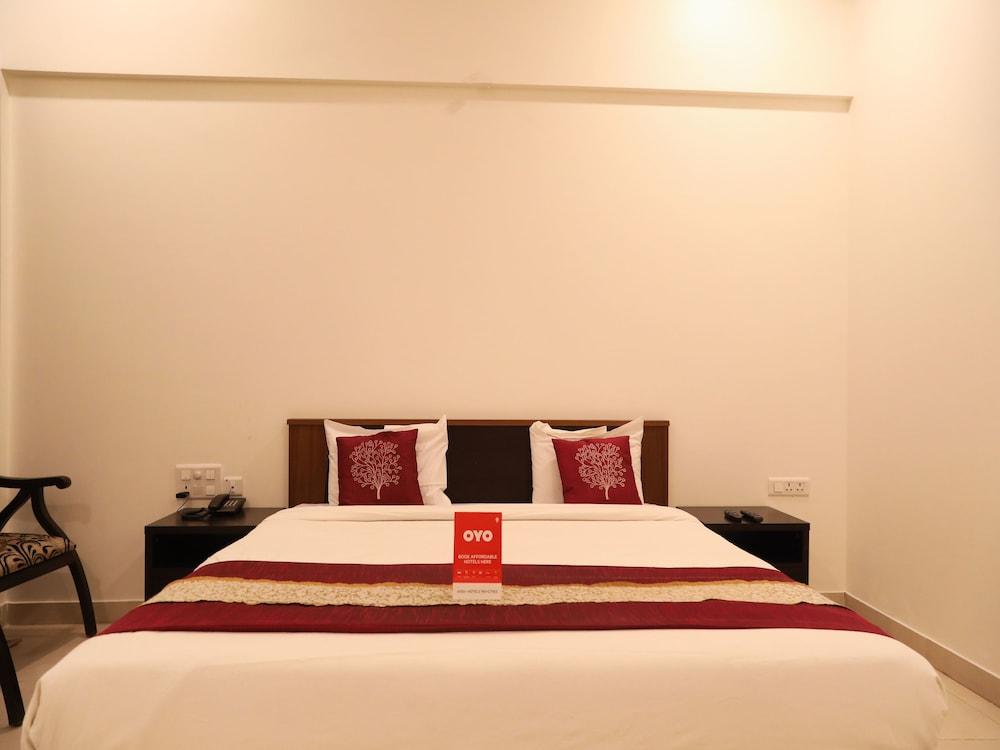 OYO 11889 White Hall