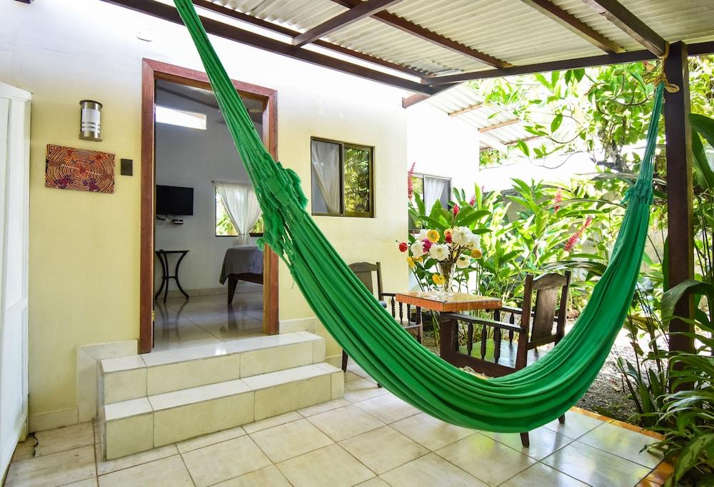 Jacaranda Hotel & Jungle Garden