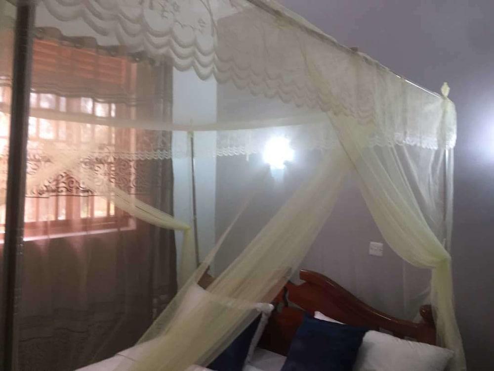 Bunyonyi Heights Inn