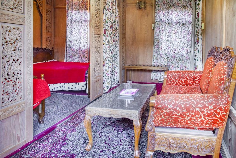 GuestHouser 1 BR Houseboat 126f