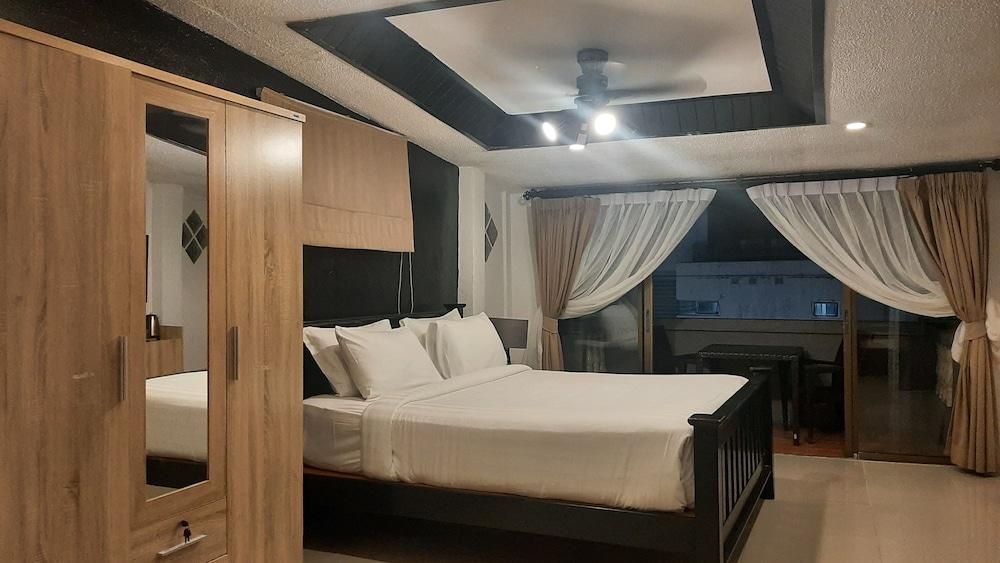 Big Boys' Bed & Burger