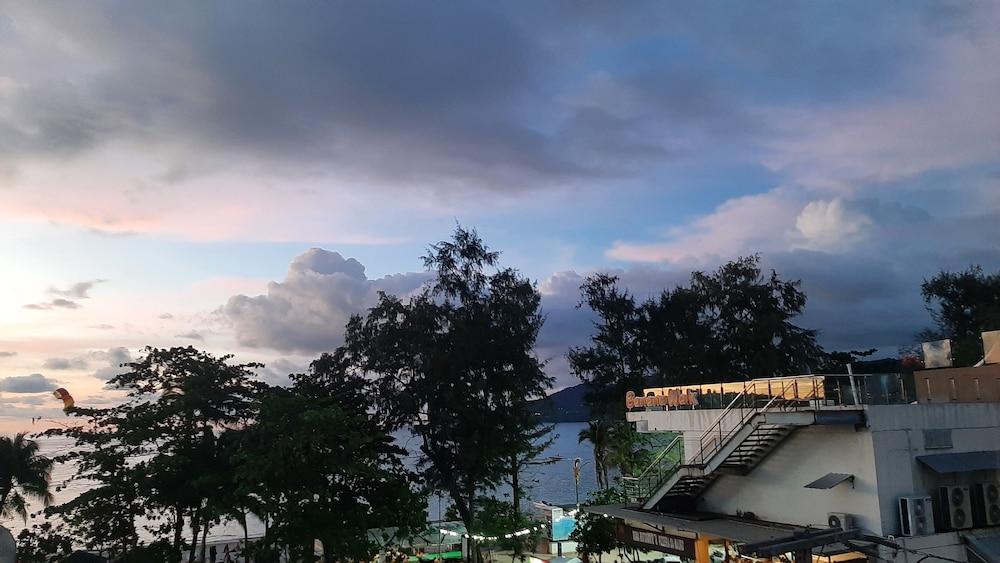 Big Boys' Bed & Burger